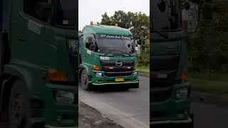 TRUK BESAR PANJANG MUATAN BERAT SEDANG MELINTAS DI JALAN #truck #work #shorts