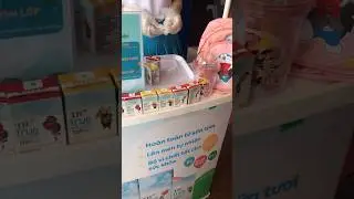 Uống sữa TH Topkid free tại Si&ecirc;u thị | C&aacute;nh cụt Pen