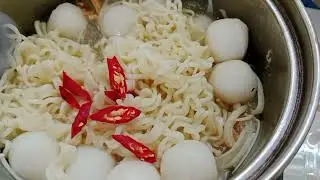 Cooking soup sotanghon with noodle egg fresh white mushroom fish ball dry dilis#asmr#satisfying