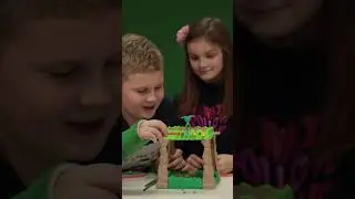 Proefmonsters spelen het spel Sink N Sand van Spinmaster Games