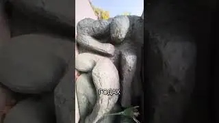 🗿 На граните выбиты слова на 4 языках &laquo;Недалеко от этого места в 1941&mdash;1943 годах фашистами было рас