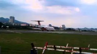 遠東航空MD-83型客機起飛松山機場