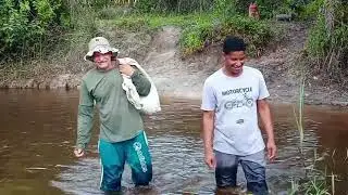 Fomos nos refrescar no rio dia muito quente.aproveitamos e colocamos as redes de malhar