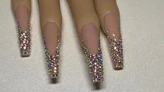 Frances de Puro Cristal en Uñas Acrílicas Coffin.