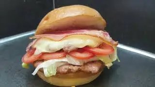 Panino gluten free: due hamburger, insalata, pomodoro, bacon, patatine