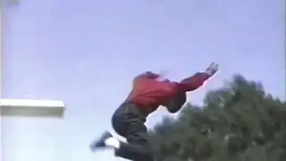 飛び込み台から突き落とされるマイケル・ジャクソン