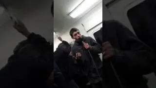 Jorgito hace que la gente no sienta el viaje en el tren despues del dia cansador de vuelta a casa