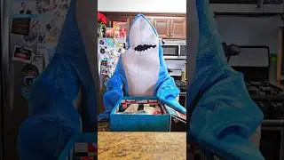 Распаковываю упаковку фильма &laquo;Челюсти&raquo; в роли акулы #summeronshorts #shorts 🦈📦