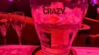 Знаменитое кабаре в Париже Crazy Horse.
