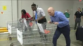 Mark Naymik, Terrence Lee, more participate in Harvest for Hunger kick-off