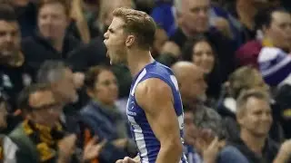 Round 11, 2017 - Mason Wood kicks a goal
