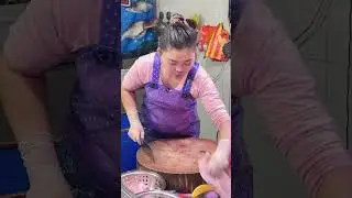 美女专挑大鱼来挑战，看老板娘最后翻车了吗？#挑战 #刀工 #杀鱼技术 #厨房菜刀