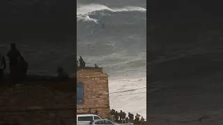 Lucas Chumbo surfa onda gigante em condi&ccedil;&otilde;es clim&aacute;ticas extremas em Nazar&eacute;