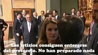 Los pr&iacute;ncipes de Asturias despistados consultan con el jefe de protocolo