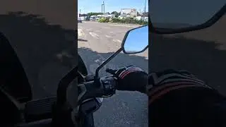 Quand tu sers les fesses au feu rouge 👮🏻‍♂️😬🤣 #motard #scooter #police #motovlog