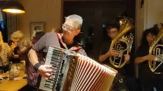 Eine Herde wei&szlig;er Schafe-Rucksackmusikanten-H&uuml;ttenabend Berghaus-11.09.24
