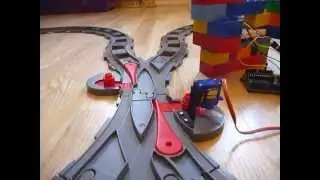 Arduino controlling Lego Duplo crossover based on ultrasonic sensor