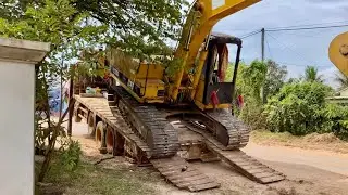 Extreme Dangerous Transport Skill Operations Loading GIANT EXCAVATOR on Flatbed Truck