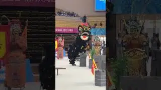 🔥 &ldquo;Legendary Wong Fei-Hung Style! The Audience Lost It😱🦁&rdquo;#LionDance #GuangdongLionDance #ViralShorts