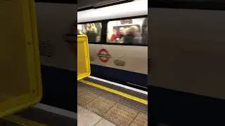 Northern line (1995 stock) Departs Bank