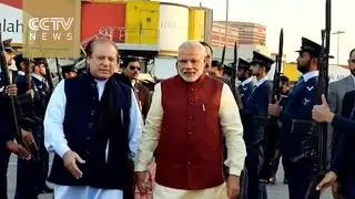 Indian PM Modi makes surprise trip to Pakistan