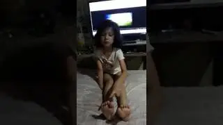 Thea counting her toes