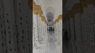 This is a big mosque in Abu Dhabi. beautiful mosque Road