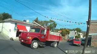 V1306  2025 ene 10.  Lo que sucede en ésa hora, lugar y fecha en las calles de centro de Paninranch.