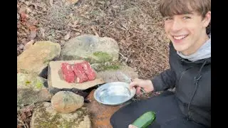Cocinando carne sobre una piedra en el bosque | Bushcraft real