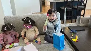 They had such a fun time opening up these goodie bags!! 😍
