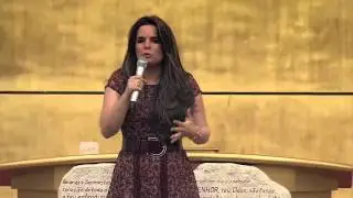 Nanda Bezerra ora pelas mulheres no Templo de Salomão