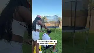 Поддельный розыгрыш с ножом над парнем 😂😂 #шорты