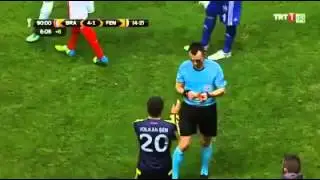 Volkan Şen'in hakem İvan Bebek'e yediği kırmızı karttan sonra yaptigi hareket