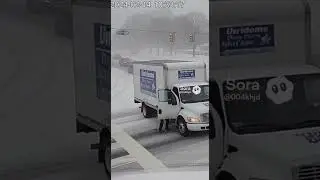 Car Stuck in Snow Almost Hit by Truck | CCTV | 눈길에서 트럭에 거의 치일 뻔한 차