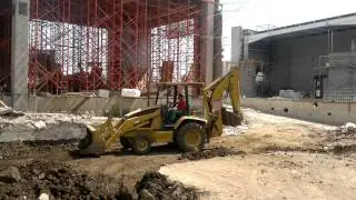 retroexcavadora caterpillar nivelando terreno