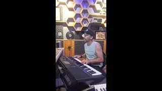 Sandro Show interpreta a musica CARCARA E A ROSA da banda NATIRUTS