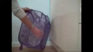 How to fold a pop up laundry hamper basket / Como plegar un canasto/cesta plegable de la ropa sucia