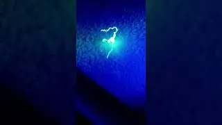 Nanowires dance to green laser under UV light