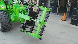 Avant Compact Articulated Mini Loader with 360&deg; Attachment Rotator with HD Log Grab Attachment