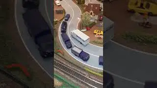Faller Car System LKW 'Bahntrans' f&auml;hrt durch das Dorf Neukirch - Modelleisenbahn