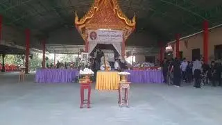 เคลื่อนร่างพ่ออิ่ม สุขอัมพร ลงจากศาลาเวียนรอบเมรุครบ ๓ รอบแล้วทำพิธีทอดผ้าไตรบังสุกุล และประชุมเพลิง