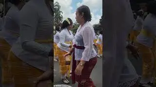 Tari rejang renteng, ramai orang lalu lalang, mecaru di perempatan patung kanda pat, klingkung