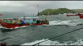 Malpe boats facing rough sea!!