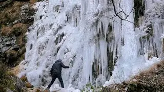 9 Gennaio 2026. Sotto il muro ghiacciato della cascata in Pissavaca. Valdastico 