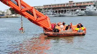 Ejercicio de abandono de buque en la dársena Fluvial.