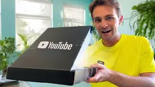 Распаковка награды YouTube Playbutton Award в размере 100 тысяч просмотров