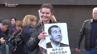 Pensioners Protest As Russian Lawmakers Vote On Retirement Age Hike