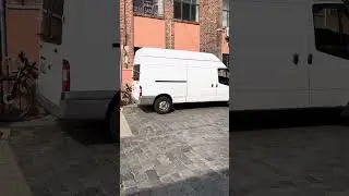 Toi đến thăm khu chợ Đồng Xuân của người Việt tại Lepzig khi trời vừa sáng.