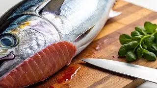 Live show process cutting & fillet yellowfin Tuna fresh use knife sharp,atmosfera in the fish market