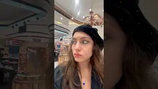 Прохожу мастер-класс по макияжу в магазине.